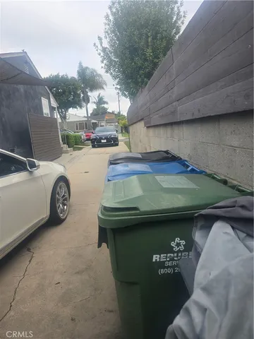 a view of yard with tree in it