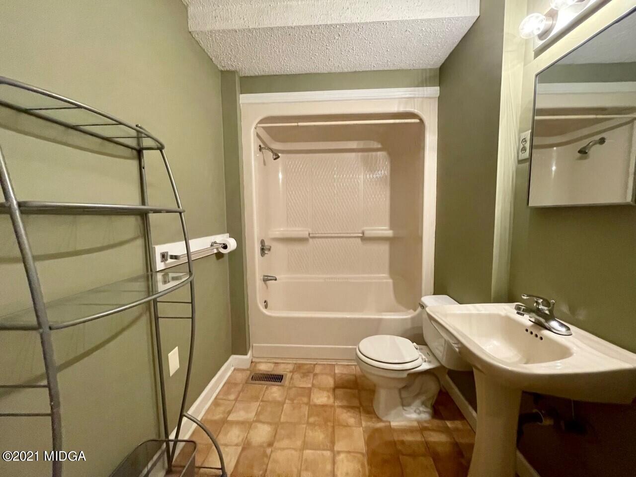 110 West Ridge Circle Macon, GA 31210 - Photo 8 of 18 9
