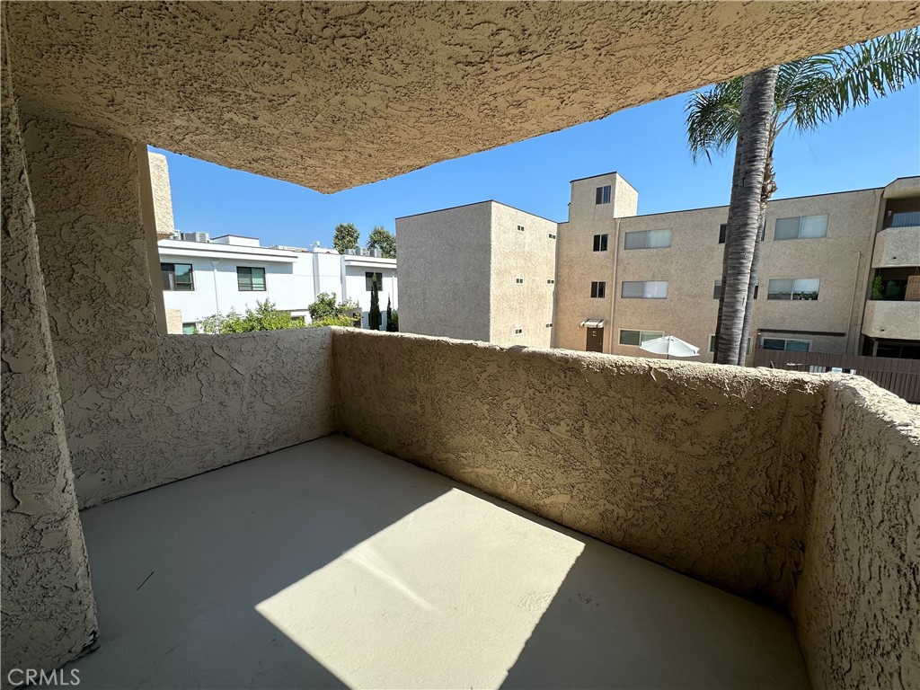 2386 East Del Mar Boulevard, Unit 203 Pasadena, CA 91107 - Photo 22 of 28 a living room with furniture
