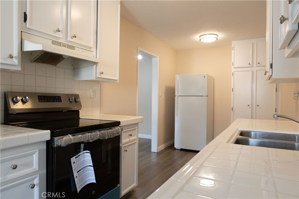 2386 East Del Mar Boulevard, Unit 203 Pasadena, CA 91107 - Photo 5 of 28 a kitchen with a sink stove and refrigerator