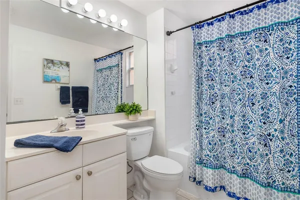 a view of empty room with window