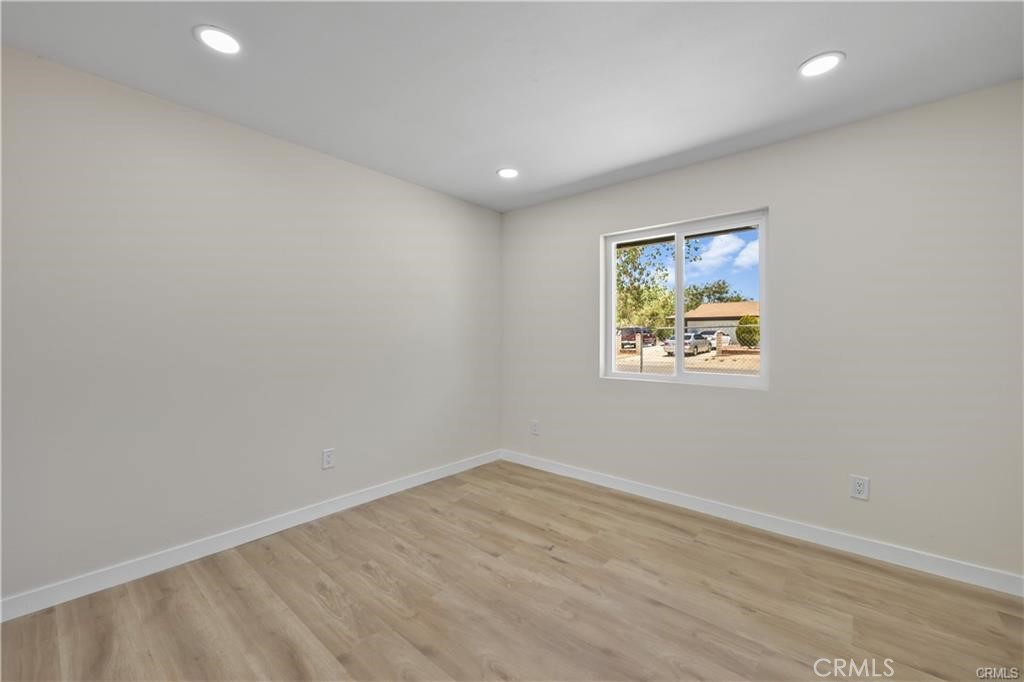 40635 159th Street East Lancaster, CA 93535 - Photo 23 of 25 an empty room with a workbench