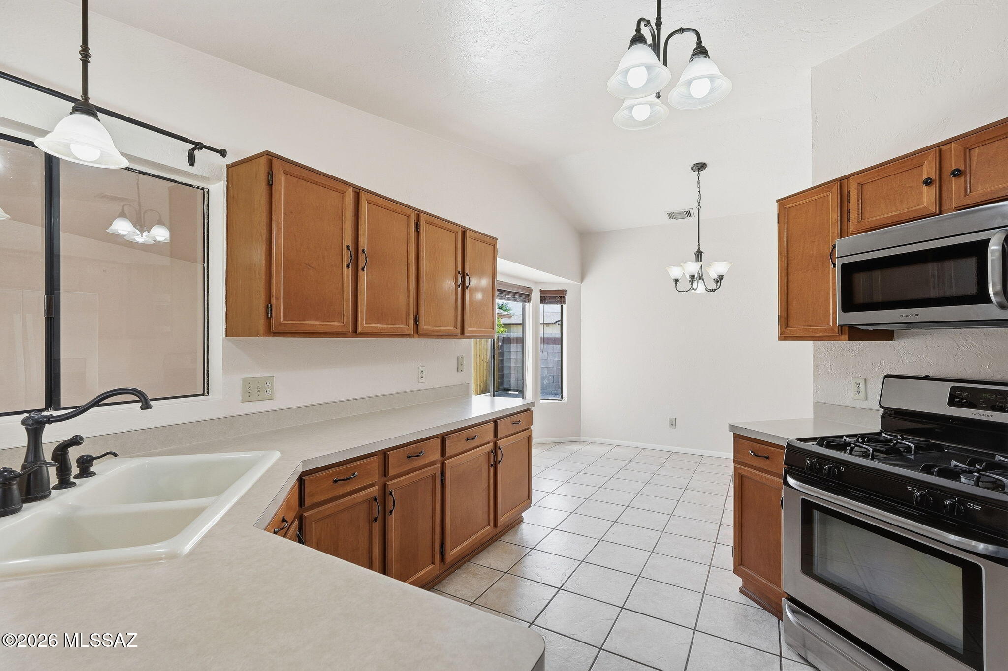 5791 North Moonbrook Road Tucson, AZ 85741 - Photo 15 of 40 Gas Stove & Gas Oven and Microwave