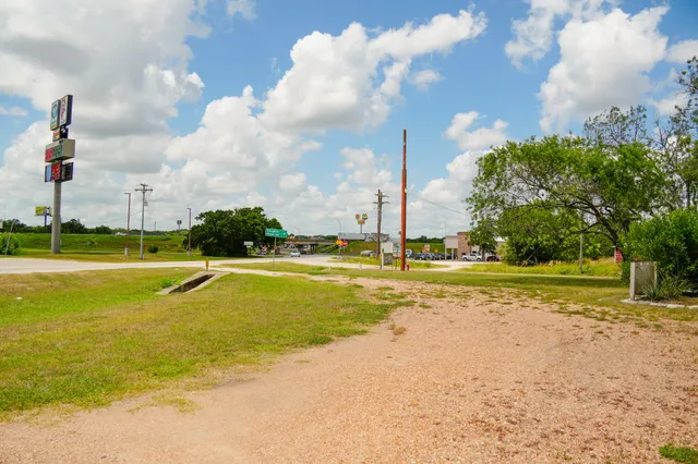 $275,000 | 1400 Fm 609, Muldoon, TX 78949
