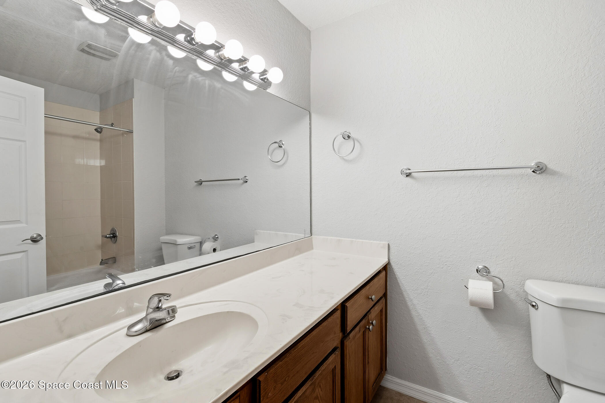 110 Colibri Way, Unit 103 Melbourne, FL 32901 - Photo 15 of 16 Guest Bathroom