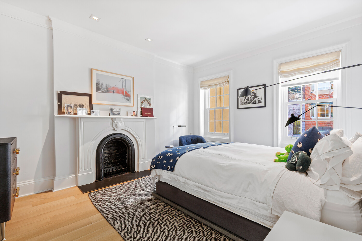 116 East 70th Street Manhattan, NY 10021 - Photo 18 of 22 a bedroom with a bed and a couch