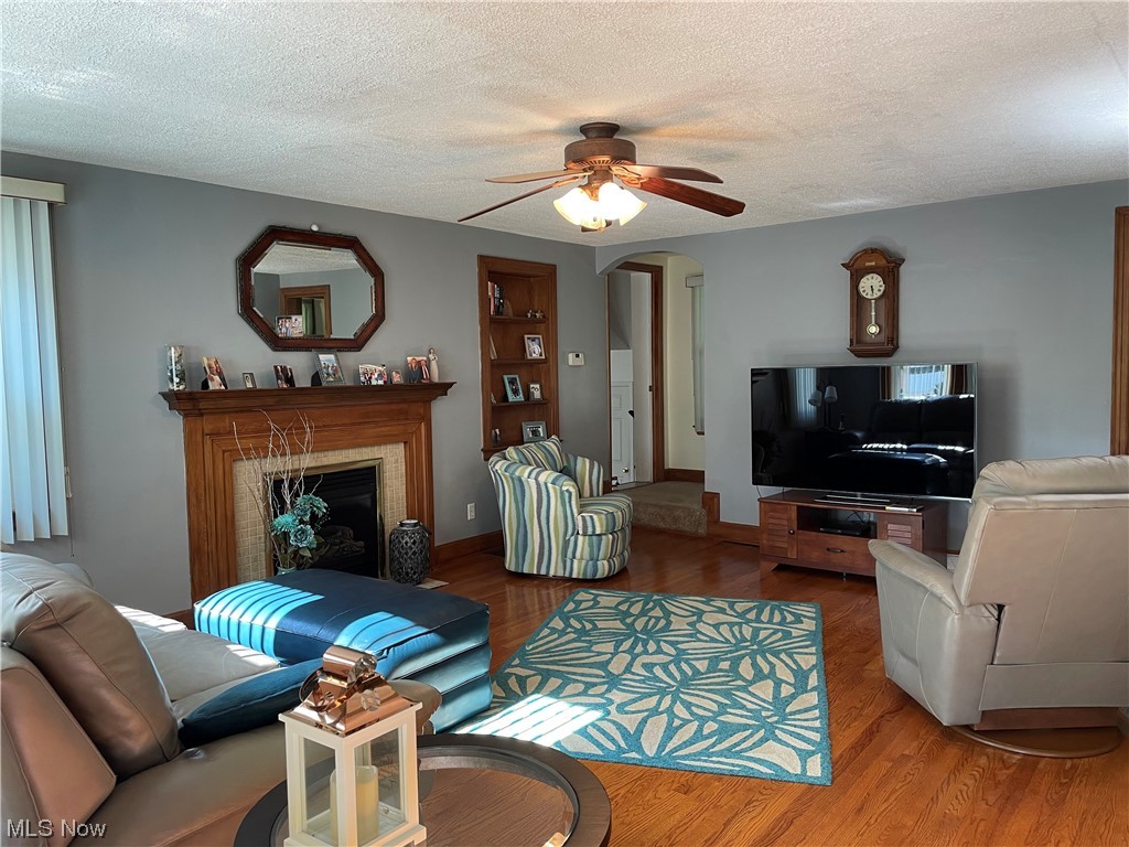 2661 South Raccoon Road Austintown, OH 44511 - Photo 5 of 35 Living Room