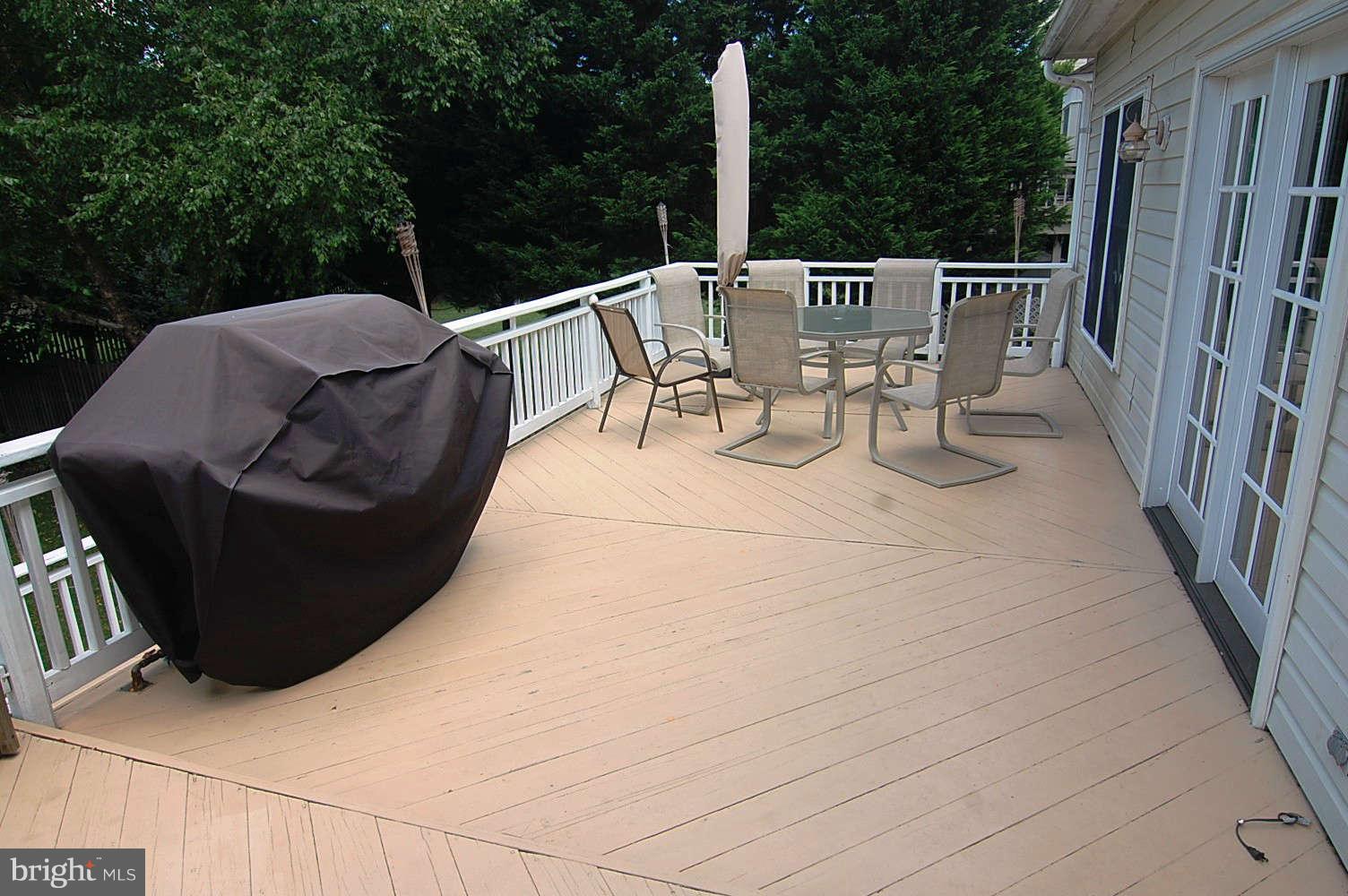 18833 Falling Star Road Germantown, MD 20874 - Photo 25 of 30 Custom two tiered deck