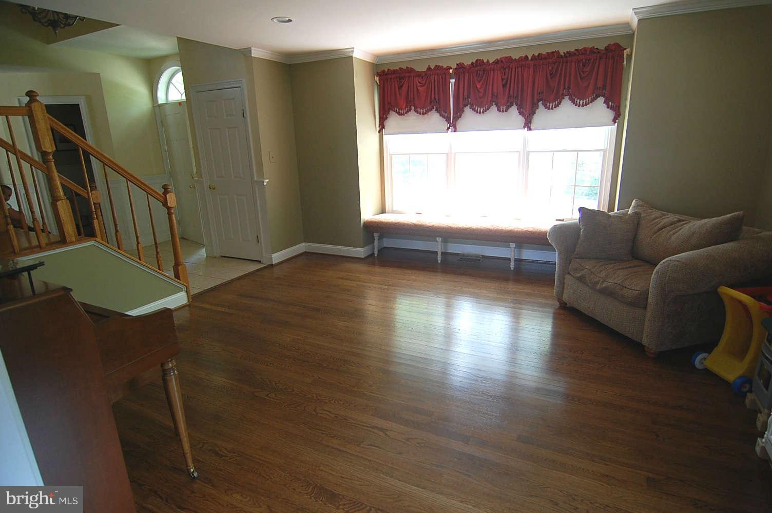 18833 Falling Star Road Germantown, MD 20874 - Photo 3 of 30 Living Room