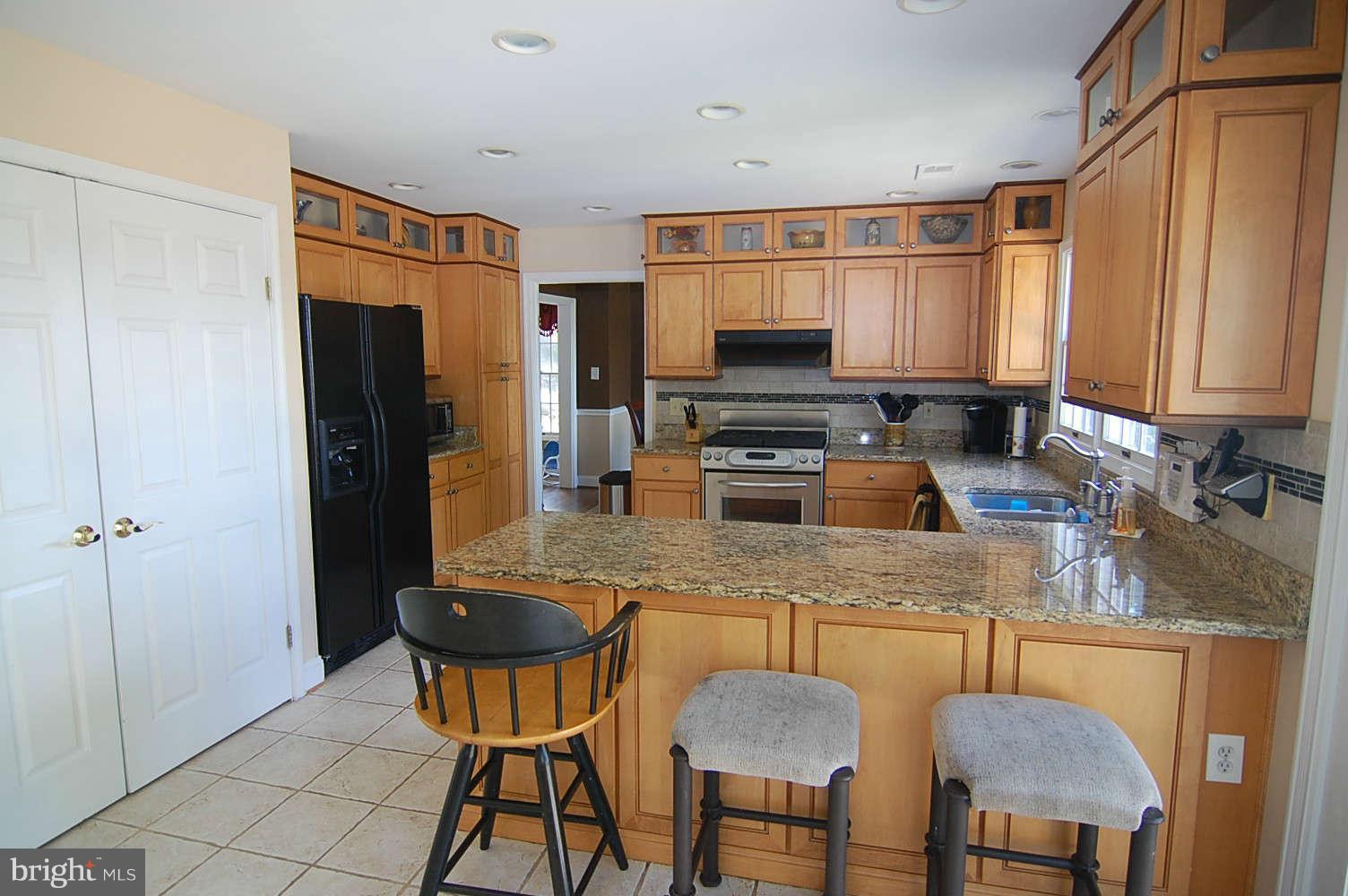 18833 Falling Star Road Germantown, MD 20874 - Photo 6 of 30 Gourmet Kitchen