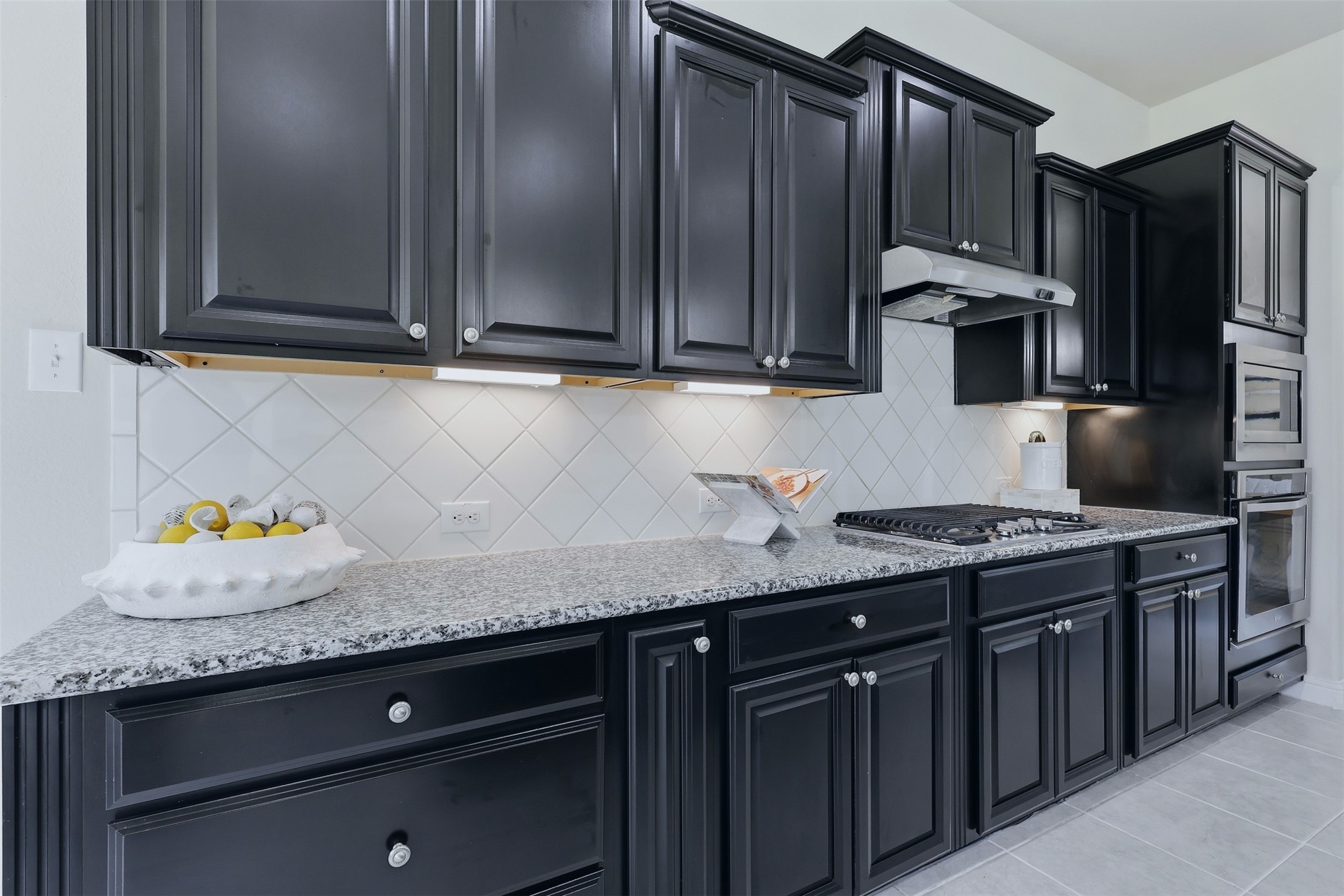 9926 Common Hawker Court Conroe, TX 77385 - Photo 11 of 40 Ample CUSTOM cabinet space and storage