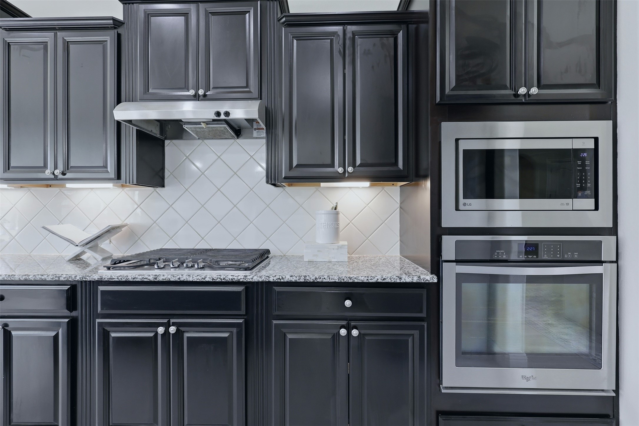 9926 Common Hawker Court Conroe, TX 77385 - Photo 12 of 40 STAINLESS STEEL appliances