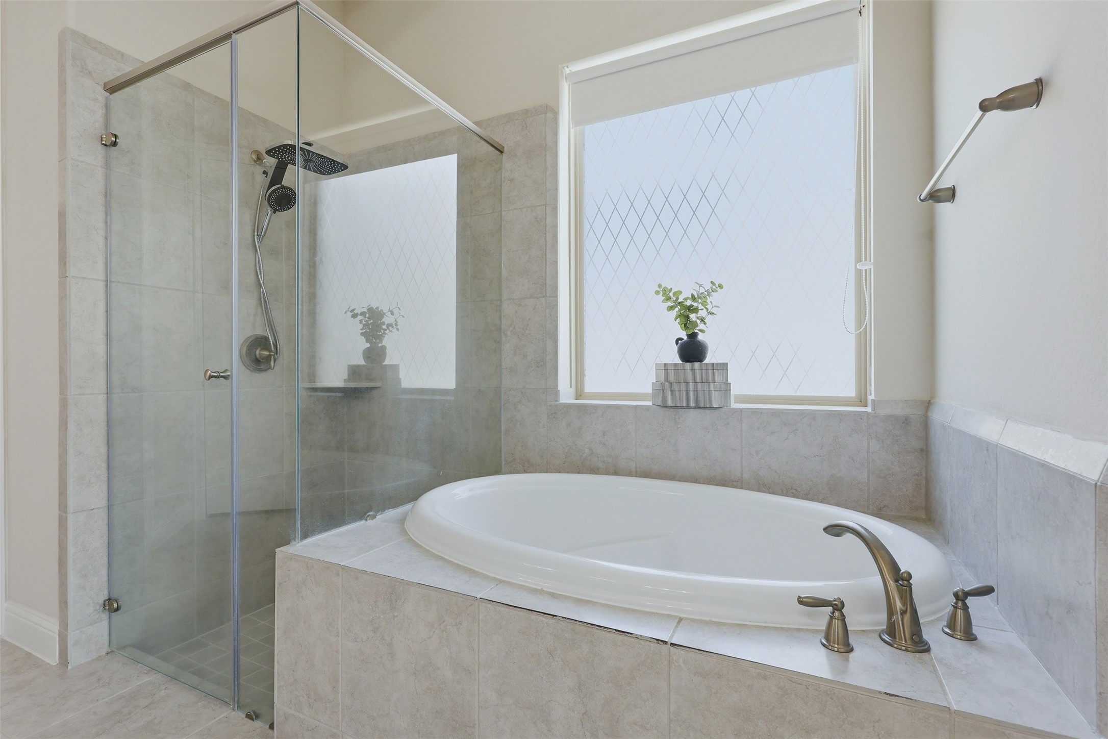 9926 Common Hawker Court Conroe, TX 77385 - Photo 21 of 40 Primary En-Suite with a BUILT-IN bathtub