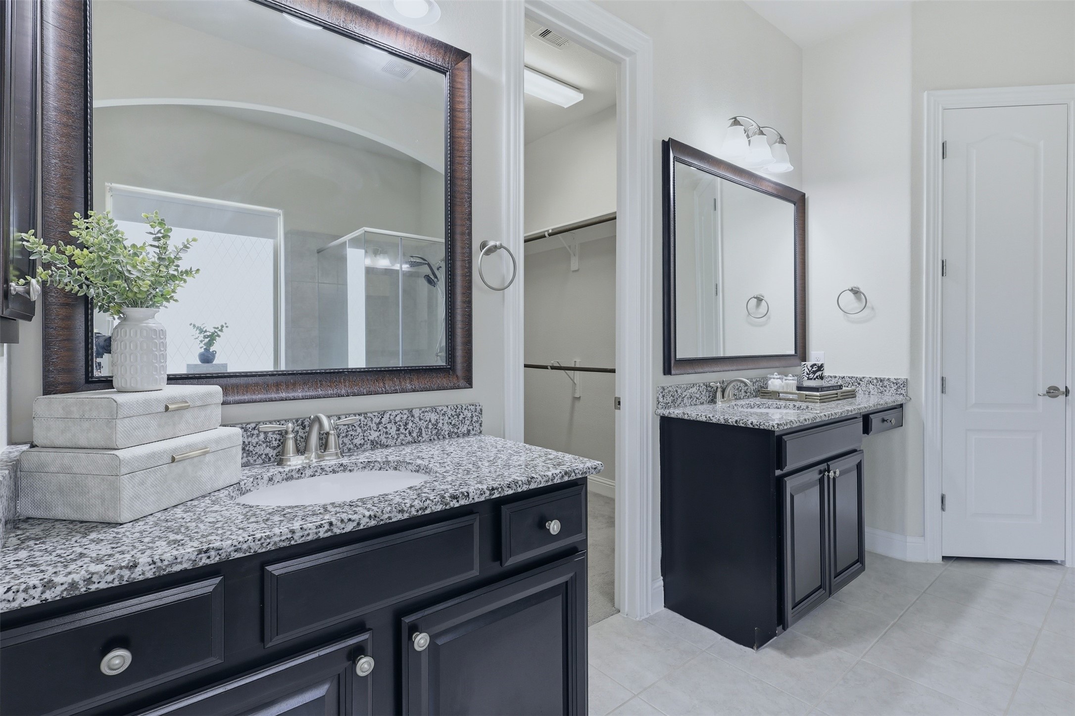 9926 Common Hawker Court Conroe, TX 77385 - Photo 22 of 40 Primary En-Suite with DOUBLE vanities