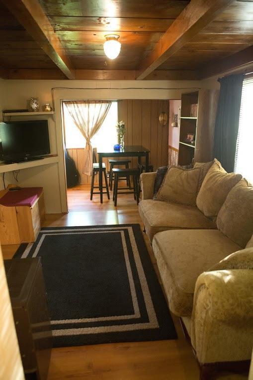 7477 Maple Lane Central Point, OR 97502 - Photo 14 of 20 Guest house... living room.