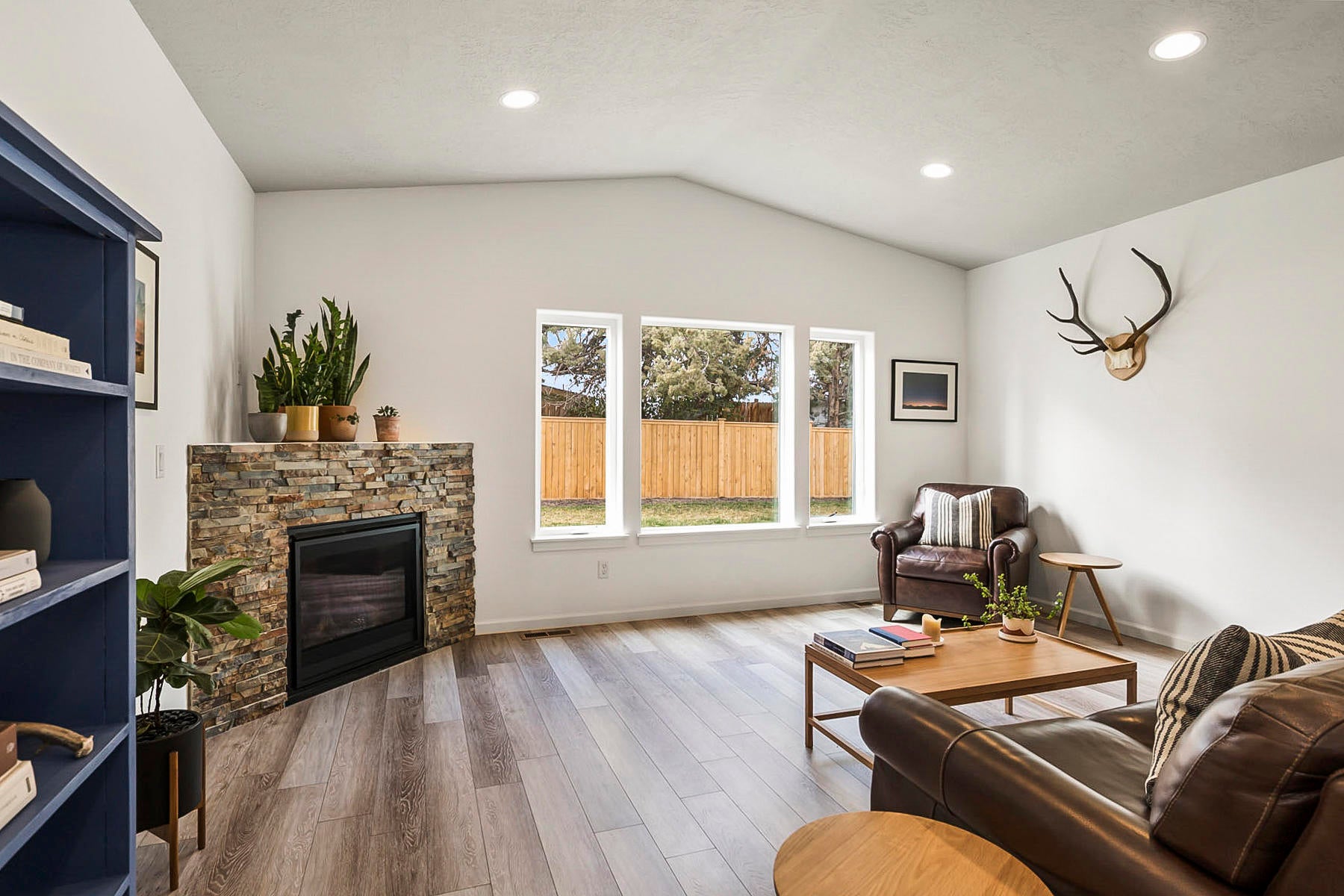 723 Northwest Rimrock Drive Redmond, OR 97756 - Photo 19 of 35 Great Room