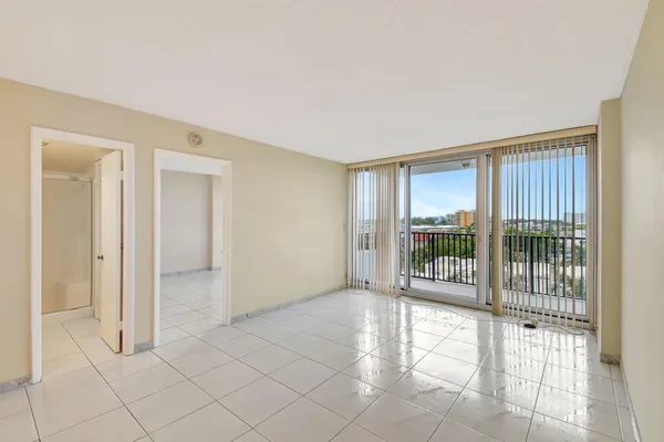 $3,000 | 531 North Ocean Boulevard, Unit 805, Pompano Beach, FL 33062