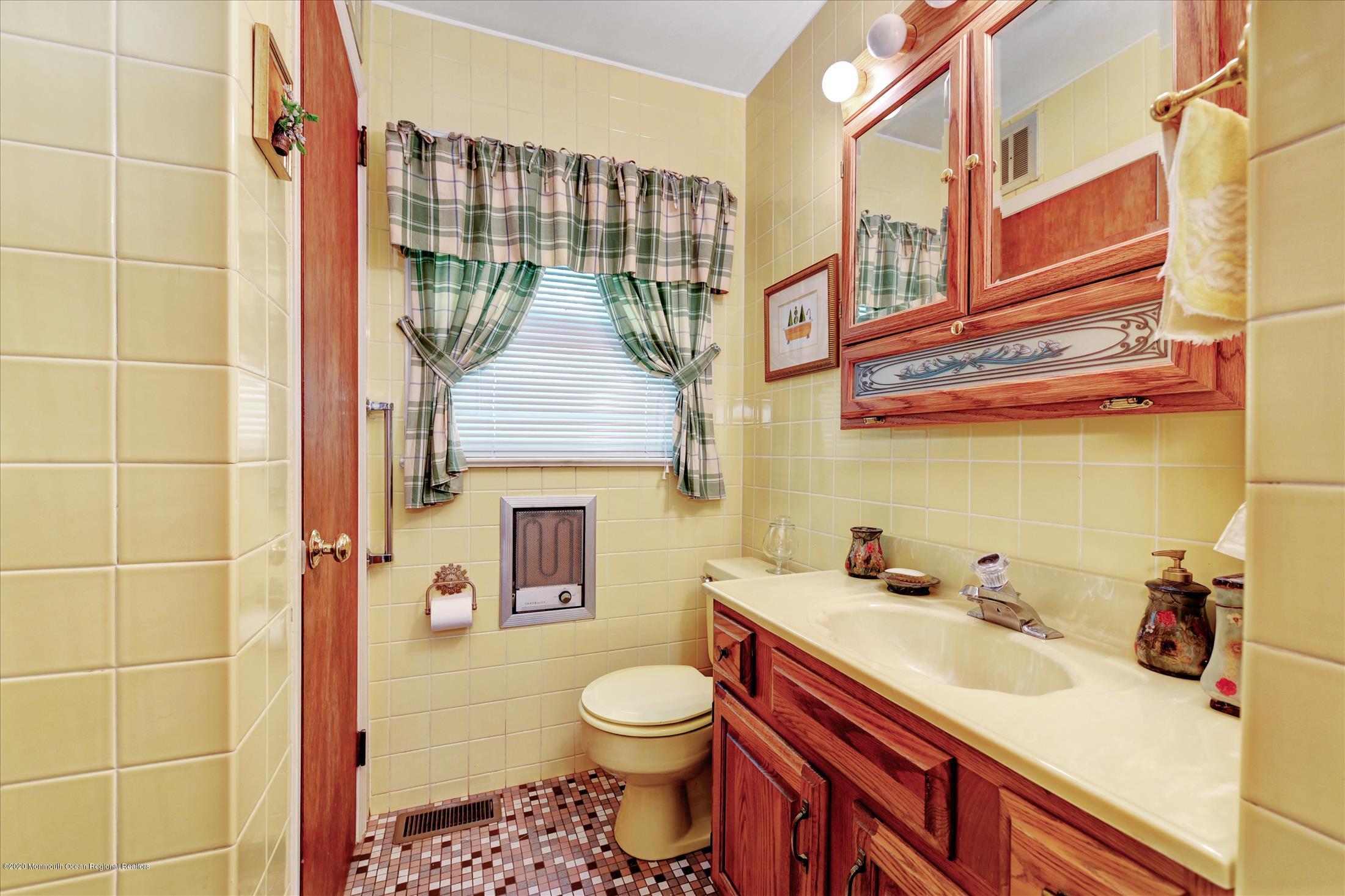 32 Manor Road Colts Neck, NJ 07722 - Photo 13 of 27 Bathroom