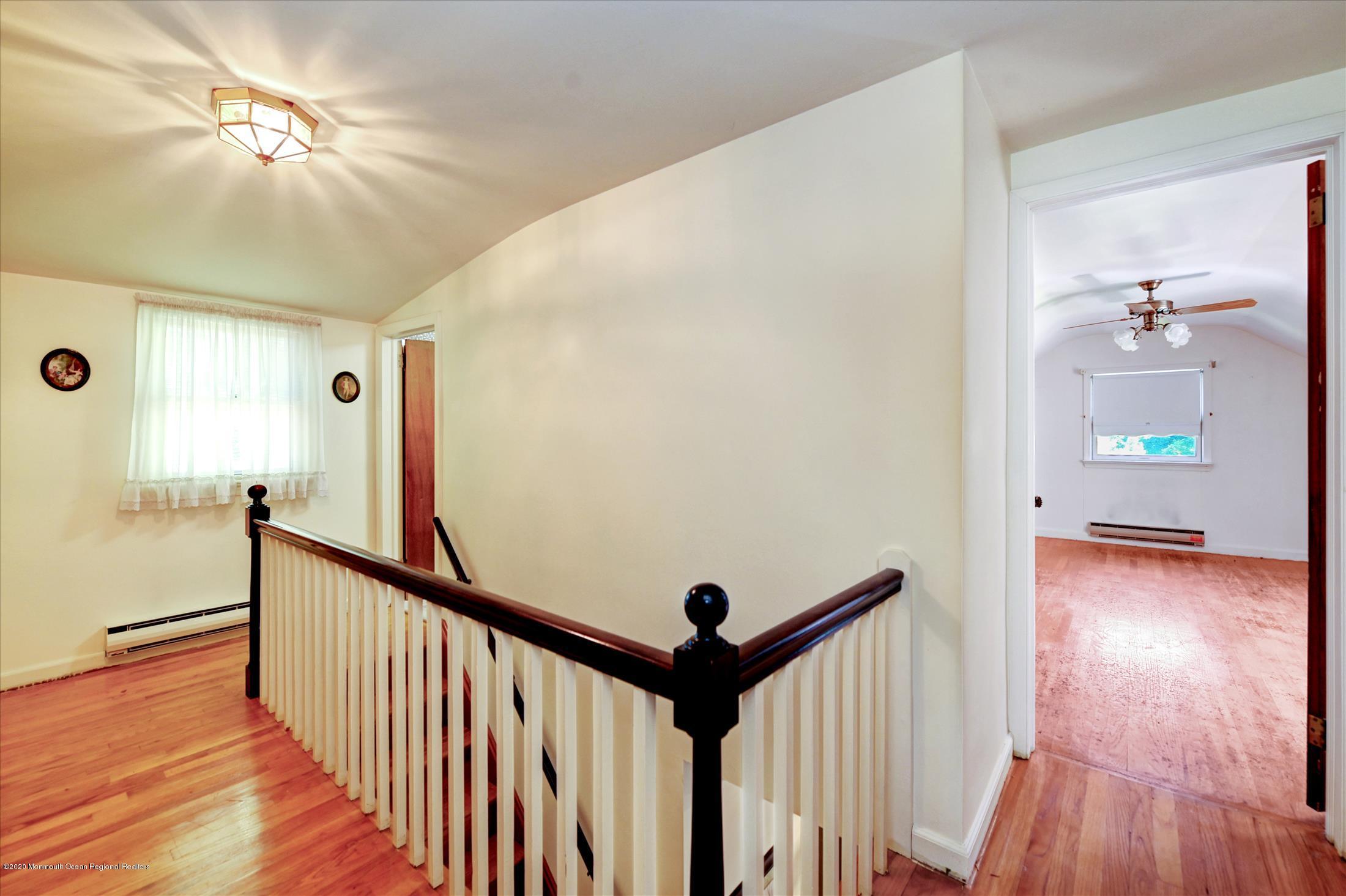 32 Manor Road Colts Neck, NJ 07722 - Photo 15 of 27 Upstairs Hallway