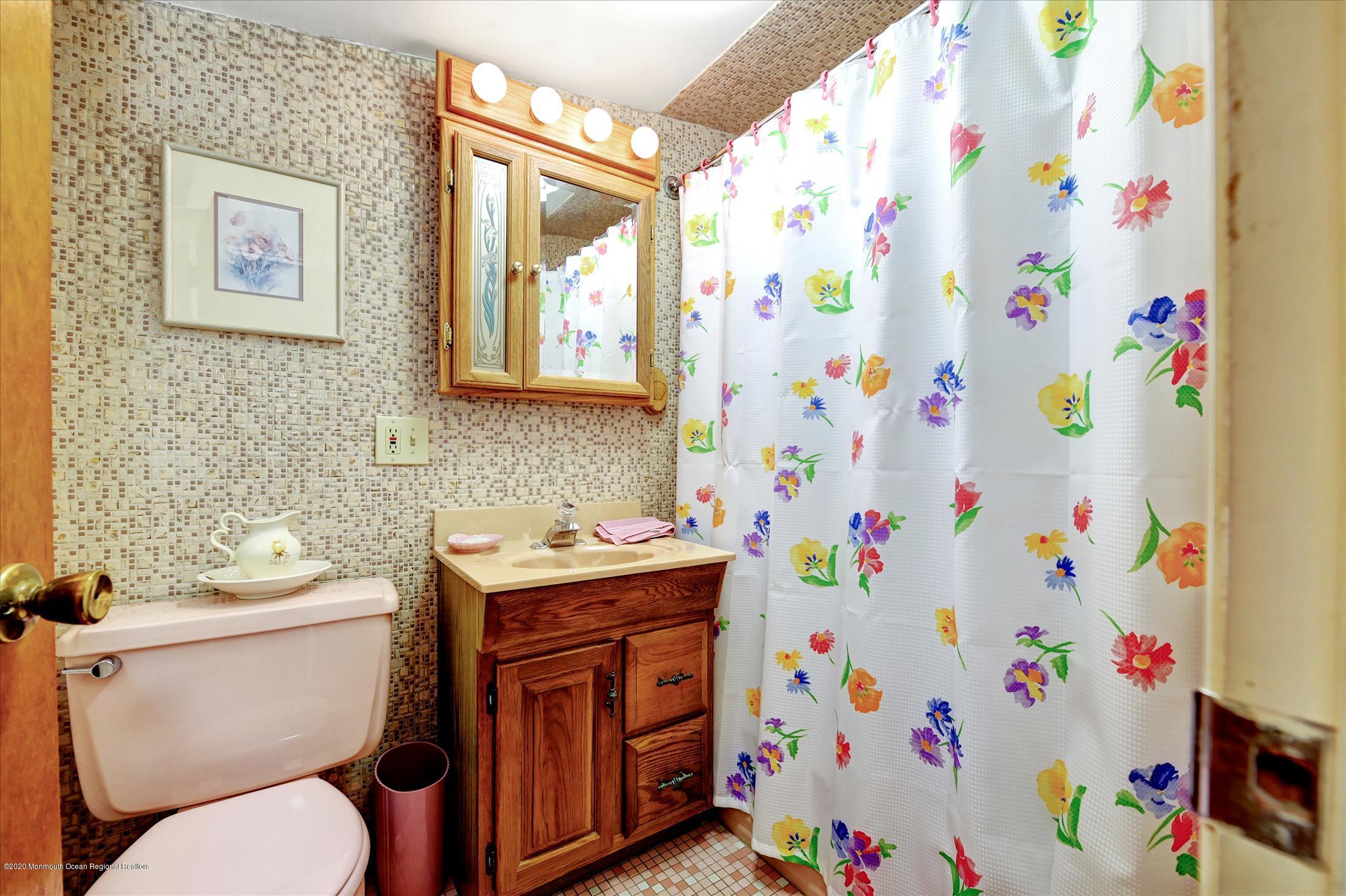 32 Manor Road Colts Neck, NJ 07722 - Photo 18 of 27 Bathroom (2)