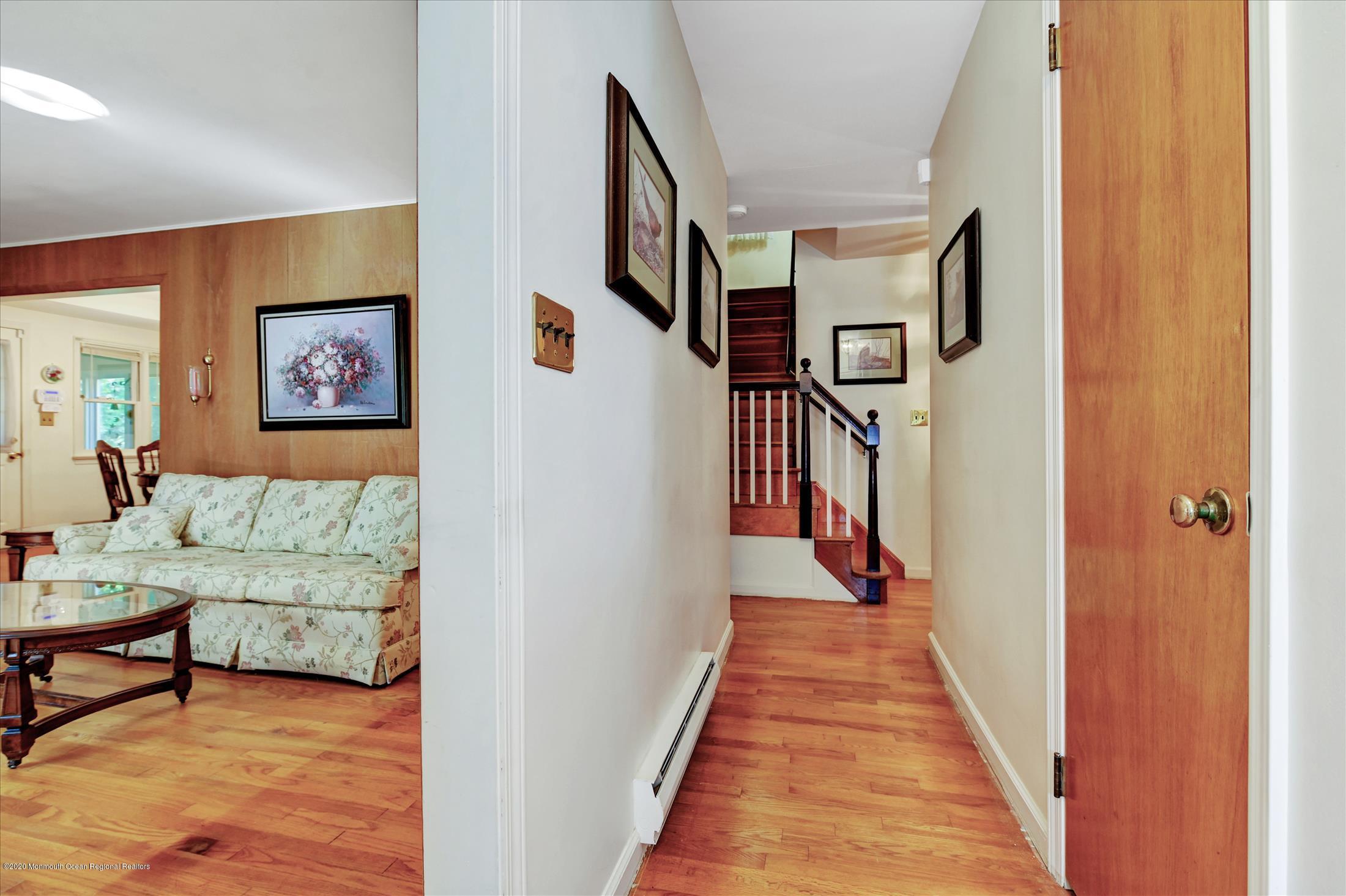 32 Manor Road Colts Neck, NJ 07722 - Photo 4 of 27 Hallway