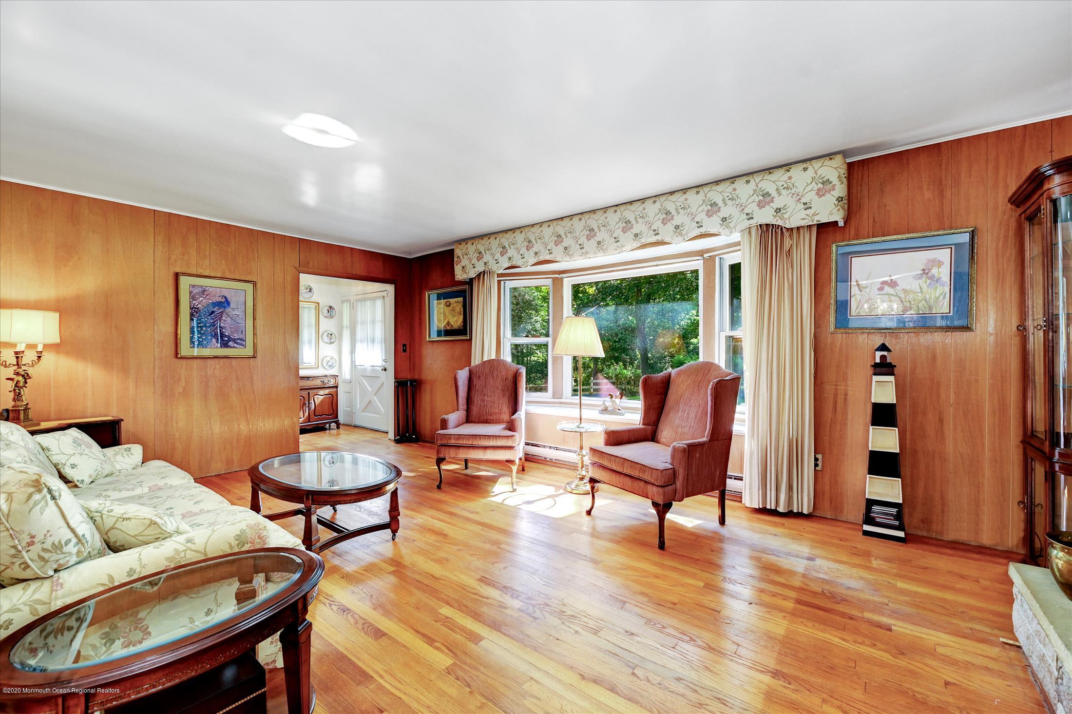 32 Manor Road Colts Neck, NJ 07722 - Photo 6 of 27 Living Room