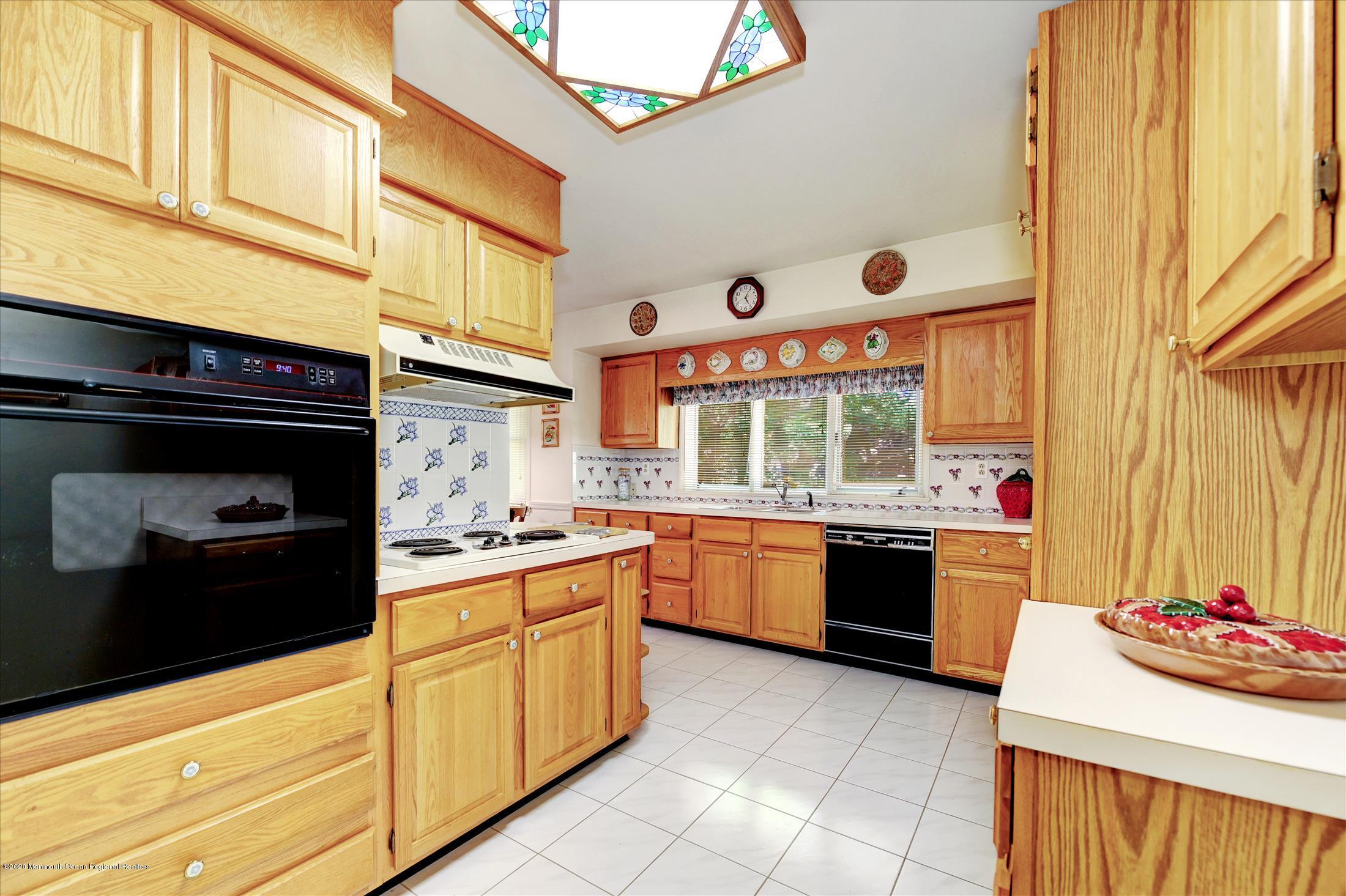 32 Manor Road Colts Neck, NJ 07722 - Photo 8 of 27 Kitchen
