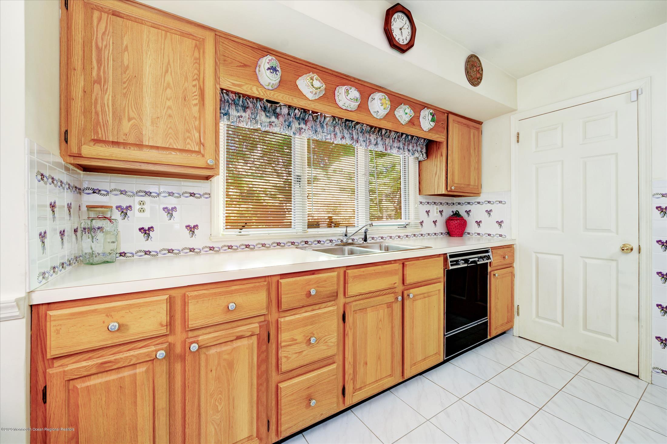 32 Manor Road Colts Neck, NJ 07722 - Photo 9 of 27 Kitchen (3)