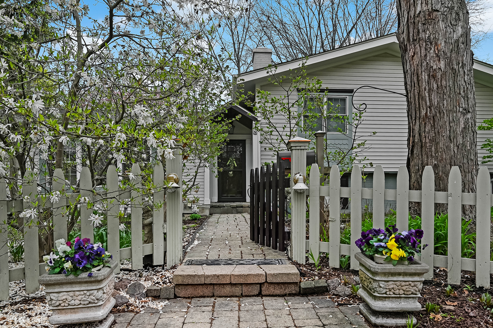 15 North County Line Road Hinsdale, IL 60521 - Photo 2 of 30