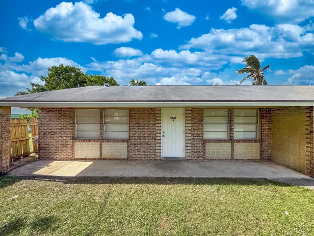 $1,800 | 2682 Hinda Road, Unit A, West Palm Beach, FL 33403