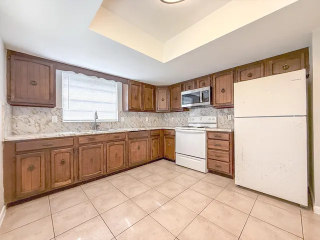 $1,800 | 2682 Hinda Road, Unit A, West Palm Beach, FL 33403