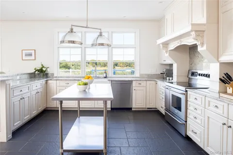 $3,695,000 | 105 Waterview Drive, Southold, NY 11971