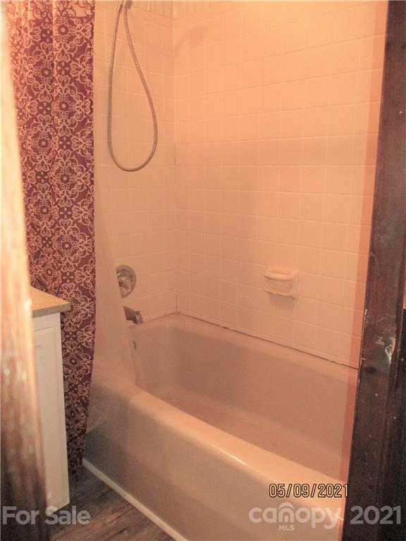 1287 Potter Road Lancaster, SC 29720 - Photo 15 of 25 a bathroom with a bathtub