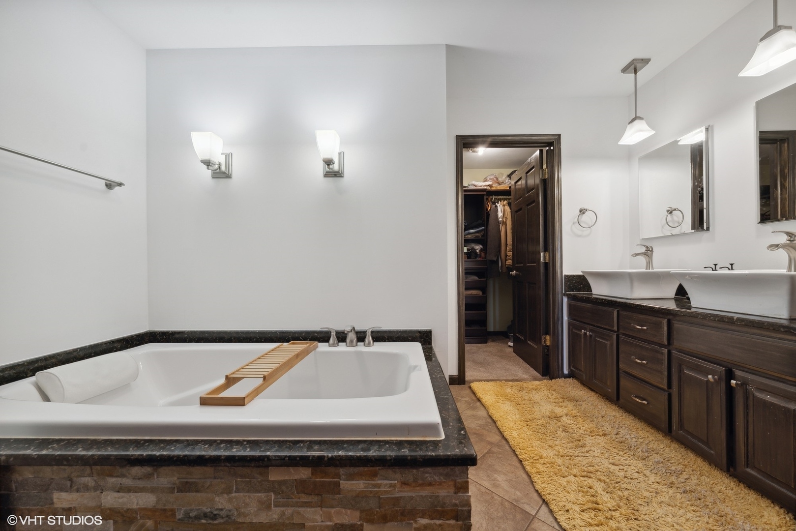 331 Coventry Lane Crete, IL 60417 - Photo 11 of 19 a bathroom with a bathtub and a sink