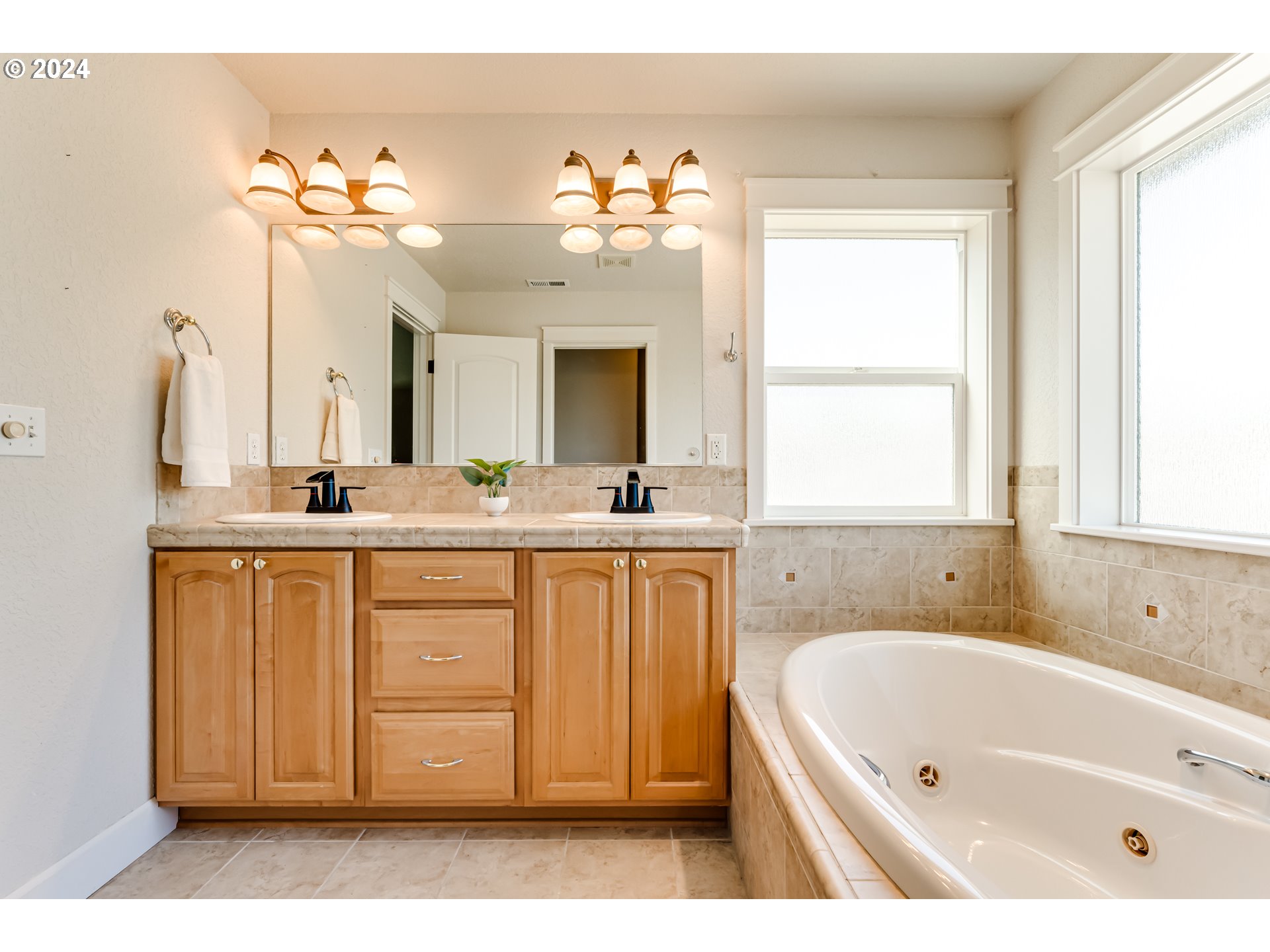 3313 Falcon Drive Springfield, OR 97477 - Photo 20 of 36 a bathroom with a tub a sink and a mirror