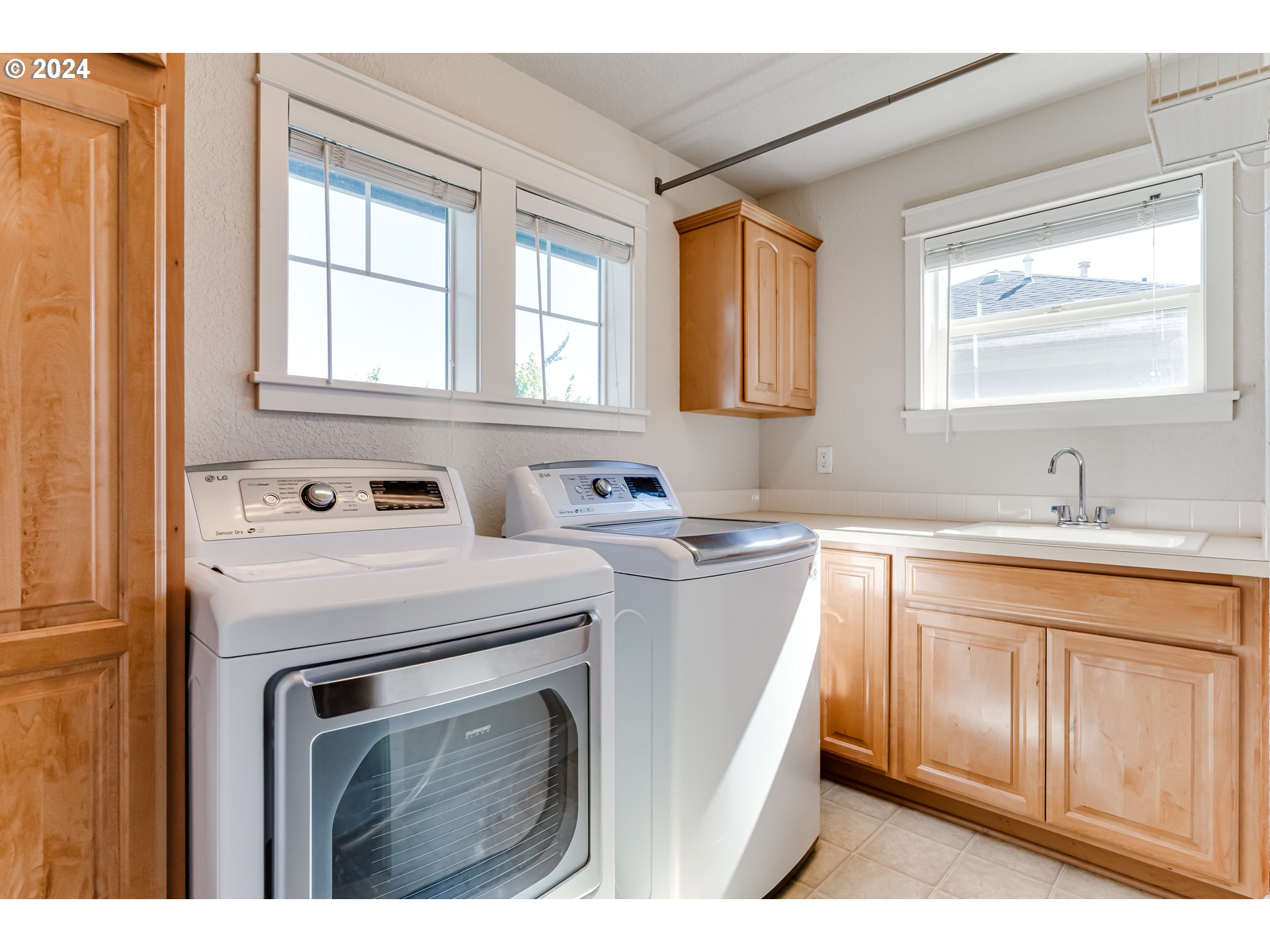 3313 Falcon Drive Springfield, OR 97477 - Photo 27 of 36 a utility room with stainless steel appliances granite countertop a sink a stove and a window