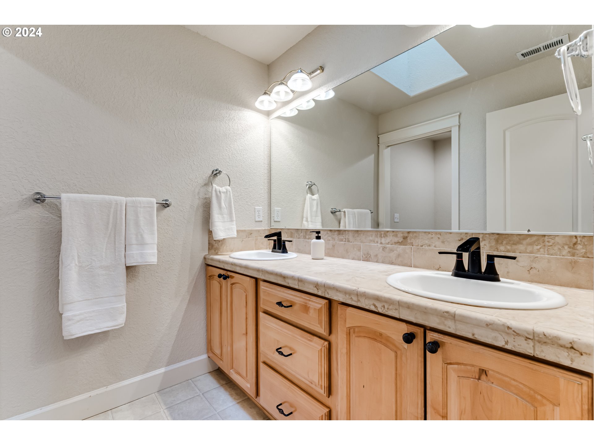 3313 Falcon Drive Springfield, OR 97477 - Photo 28 of 36 a bathroom with a double vanity sink and a mirror