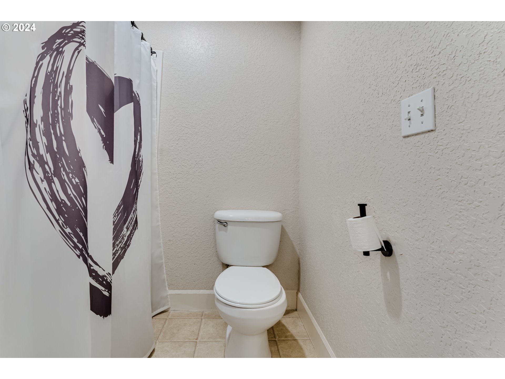 3313 Falcon Drive Springfield, OR 97477 - Photo 29 of 36 a bathroom with a toilet and a mirror