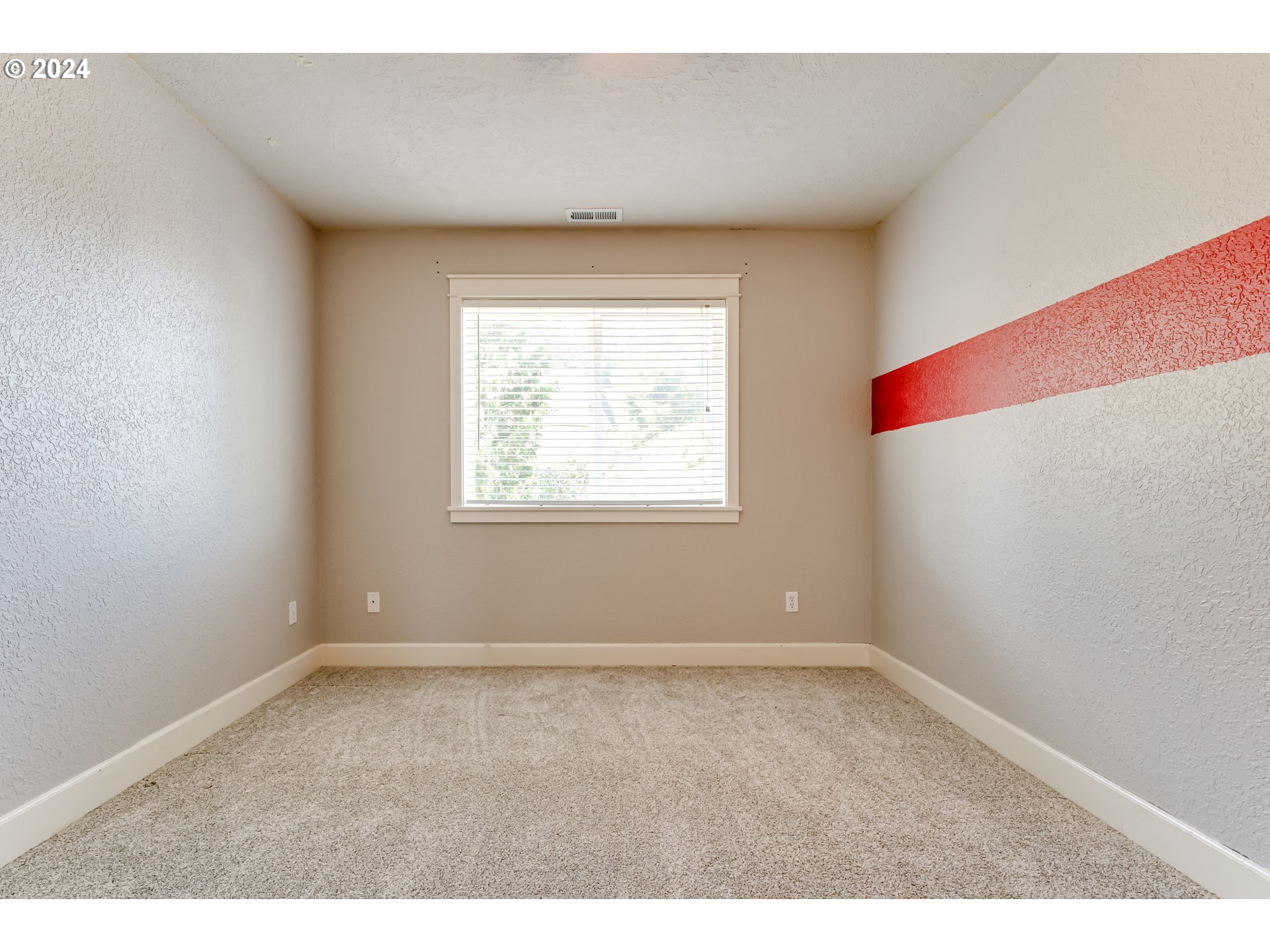 3313 Falcon Drive Springfield, OR 97477 - Photo 30 of 36 an empty room with windows