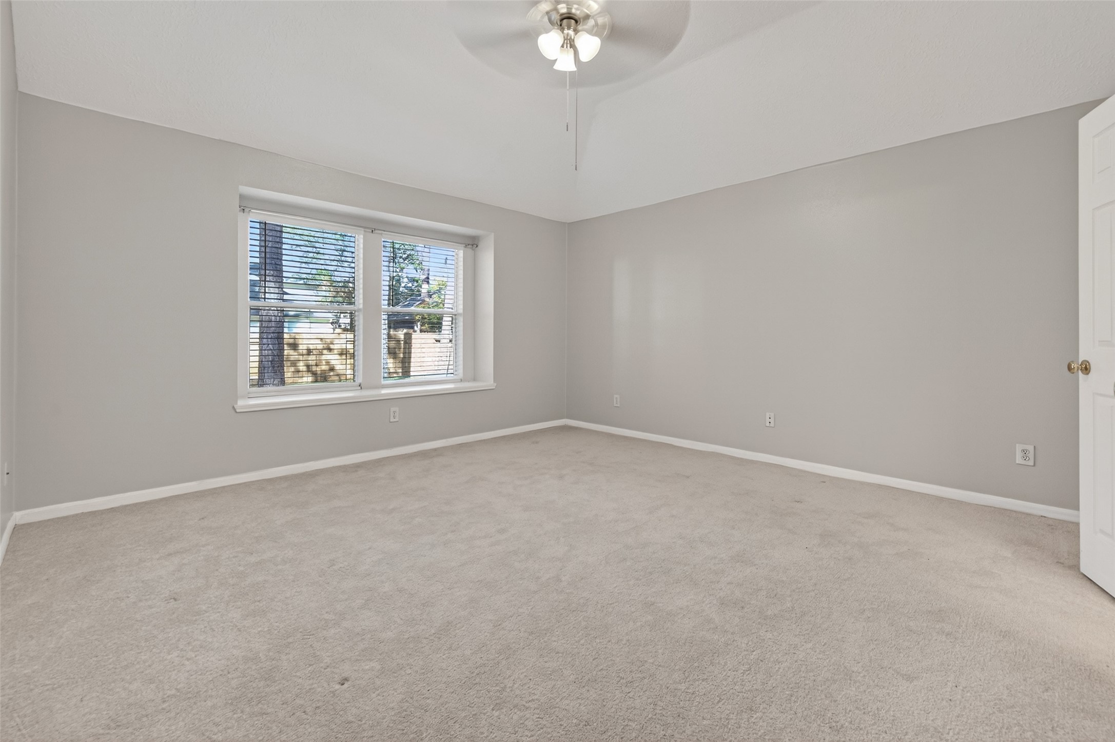 39 North Delta Mill Circle Conroe, TX 77385 - Photo 20 of 35 an empty room with a window