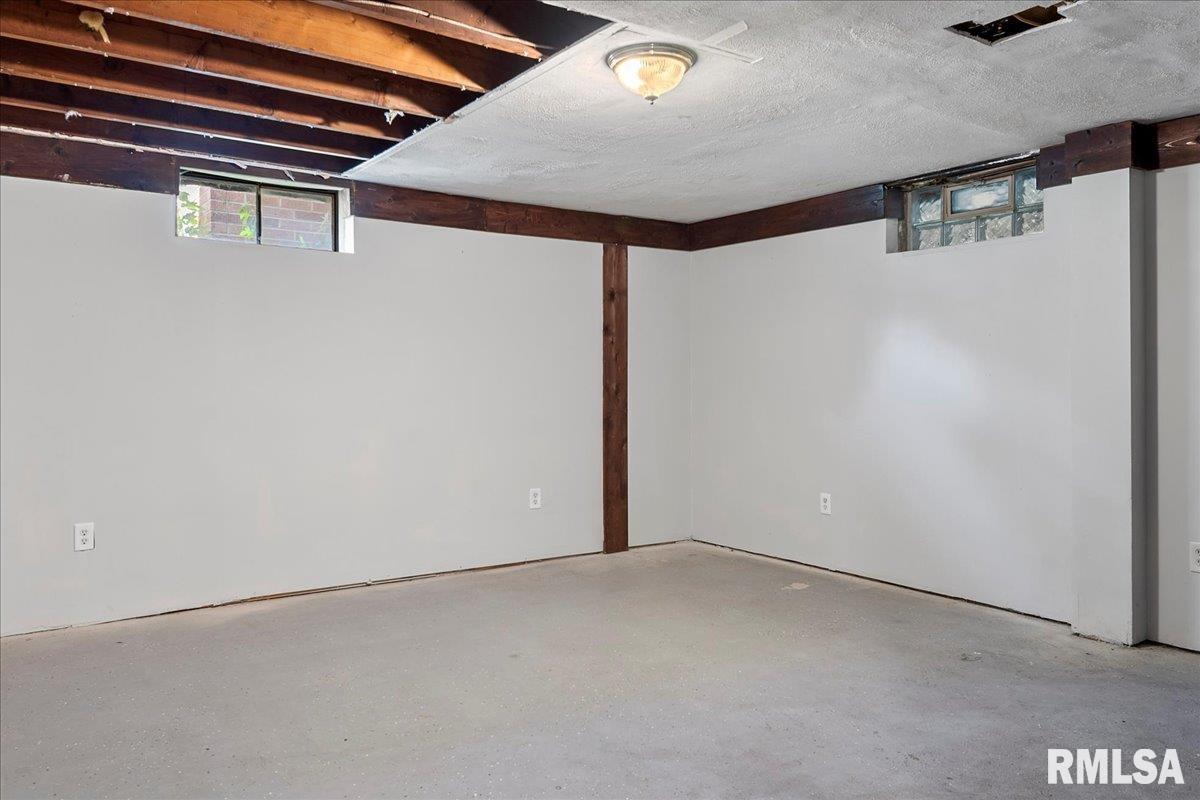 2915 East Elliott Avenue Springfield, IL 62702 - Photo 33 of 43