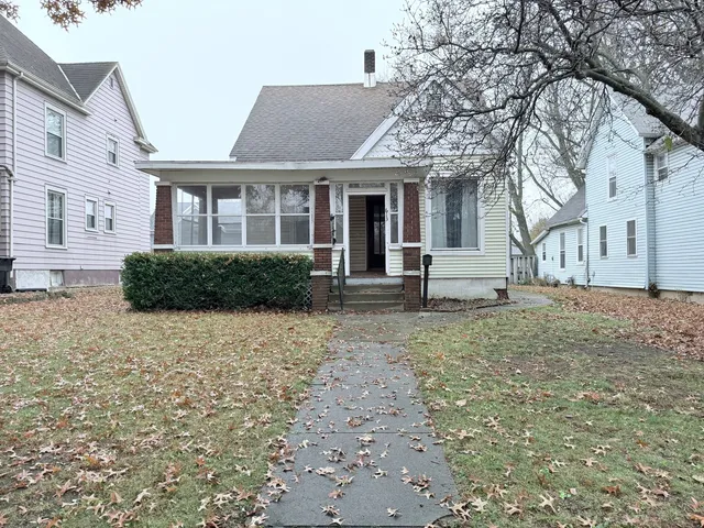 $119,900 | 613 North Center Street, Clinton, IL 61727