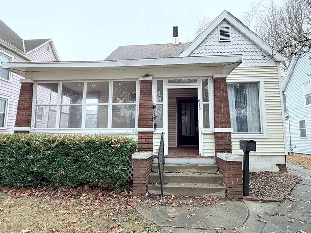 $119,900 | 613 North Center Street, Clinton, IL 61727