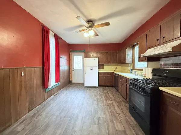 $119,900 | 613 North Center Street, Clinton, IL 61727