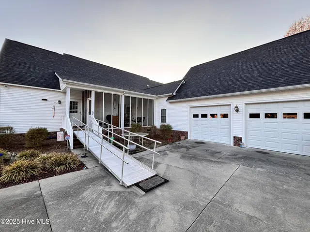 $399,999 | 107 Christopher Lane, Clinton, NC 28328