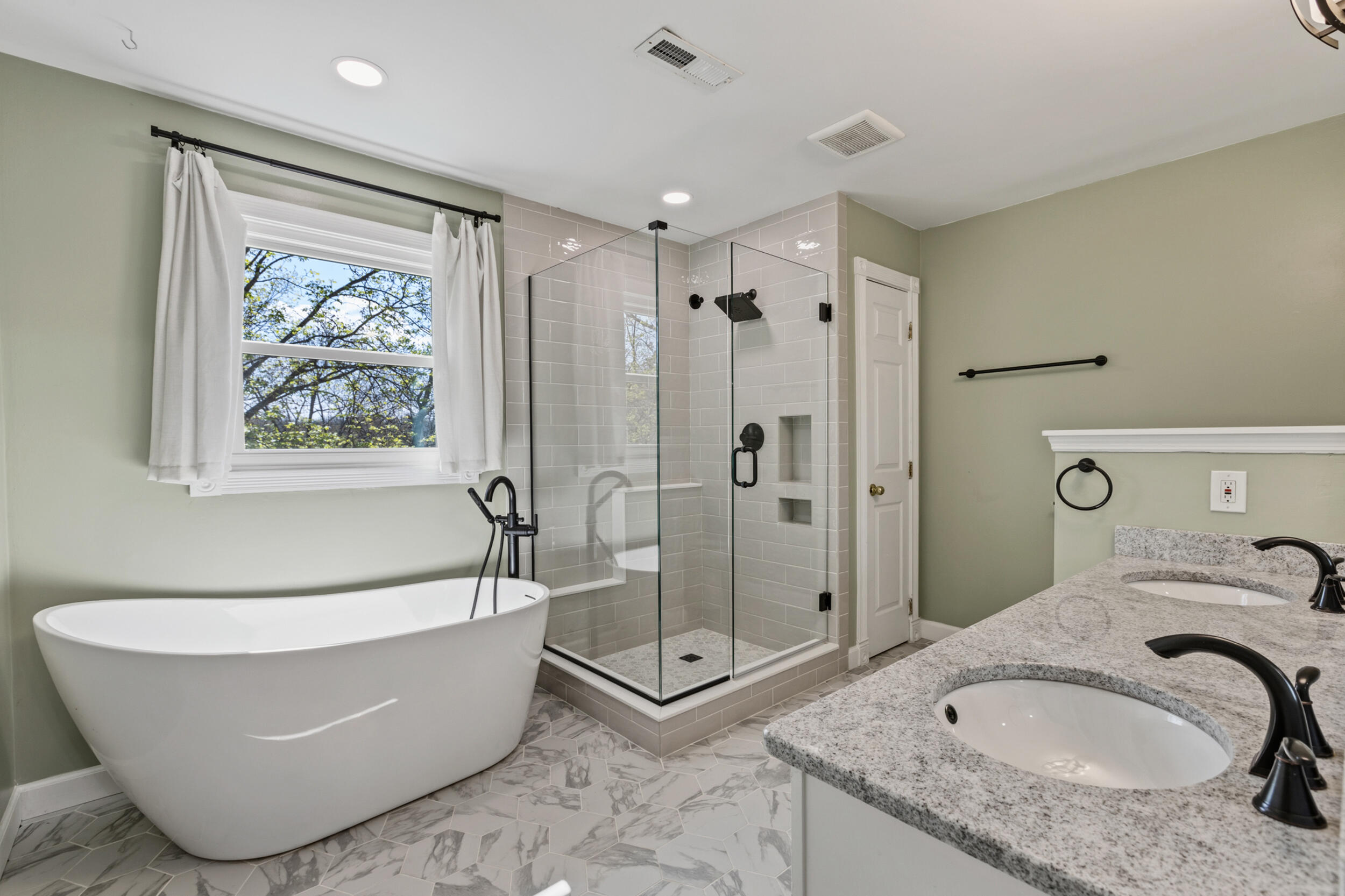 802 Brookhollow Lane Chattanooga, TN 37421 - Photo 15 of 60 Primary Bath