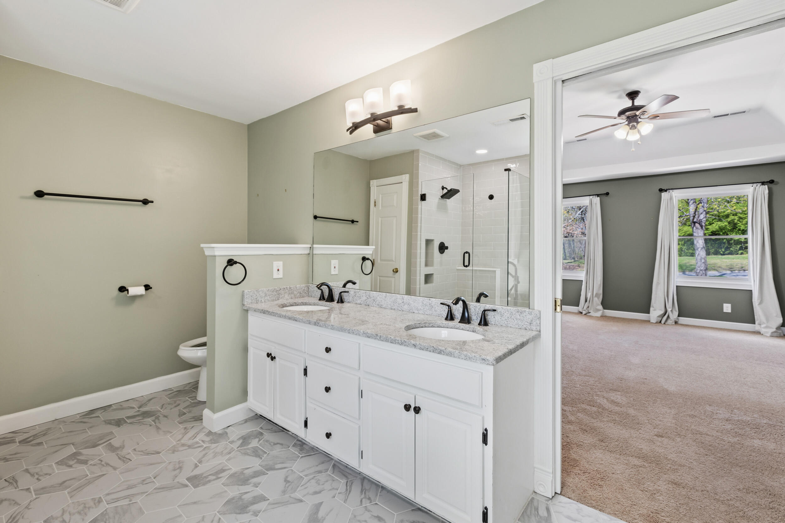 802 Brookhollow Lane Chattanooga, TN 37421 - Photo 17 of 60 Primary Bath