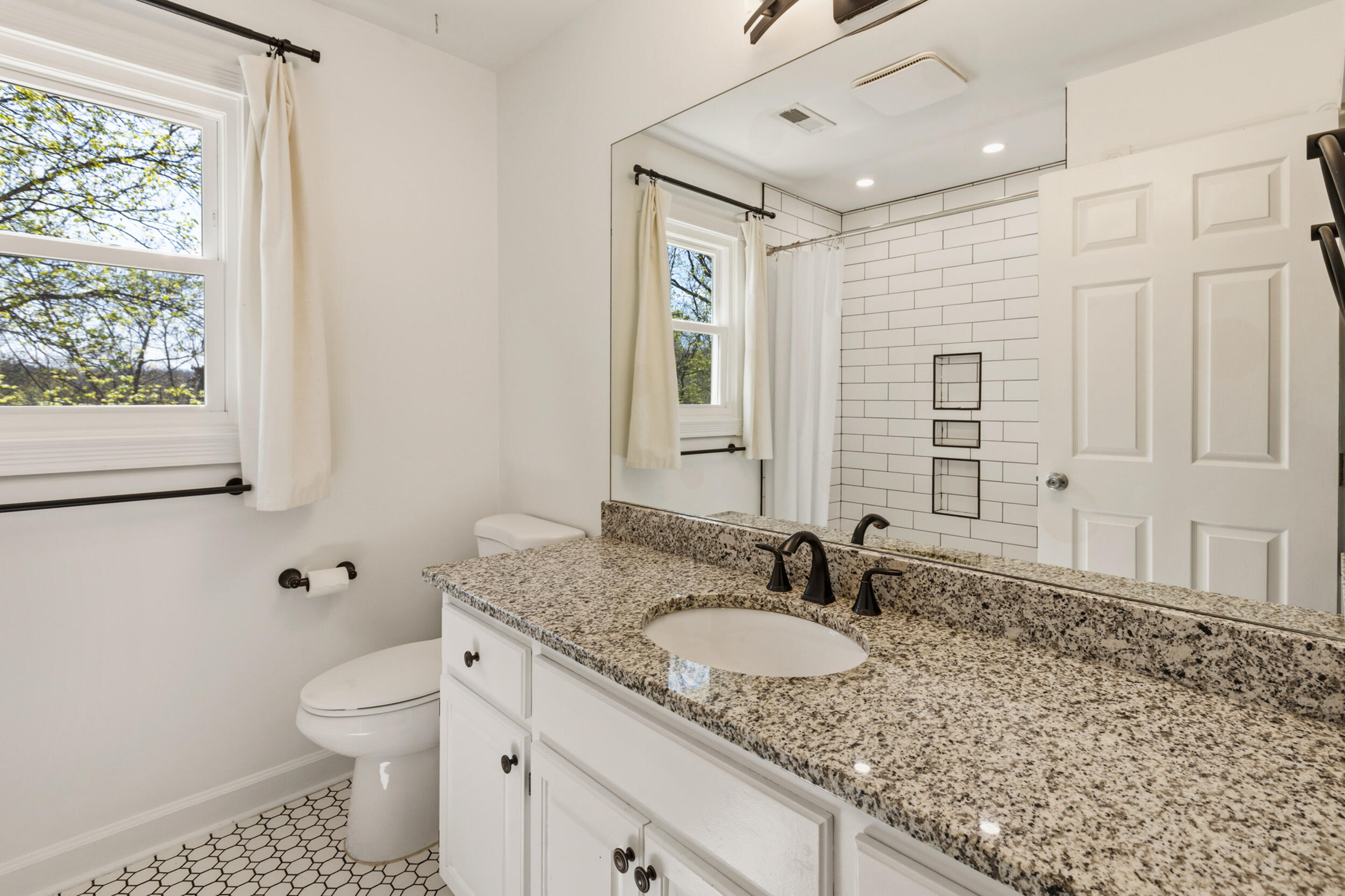 802 Brookhollow Lane Chattanooga, TN 37421 - Photo 23 of 60 Full Bathroom