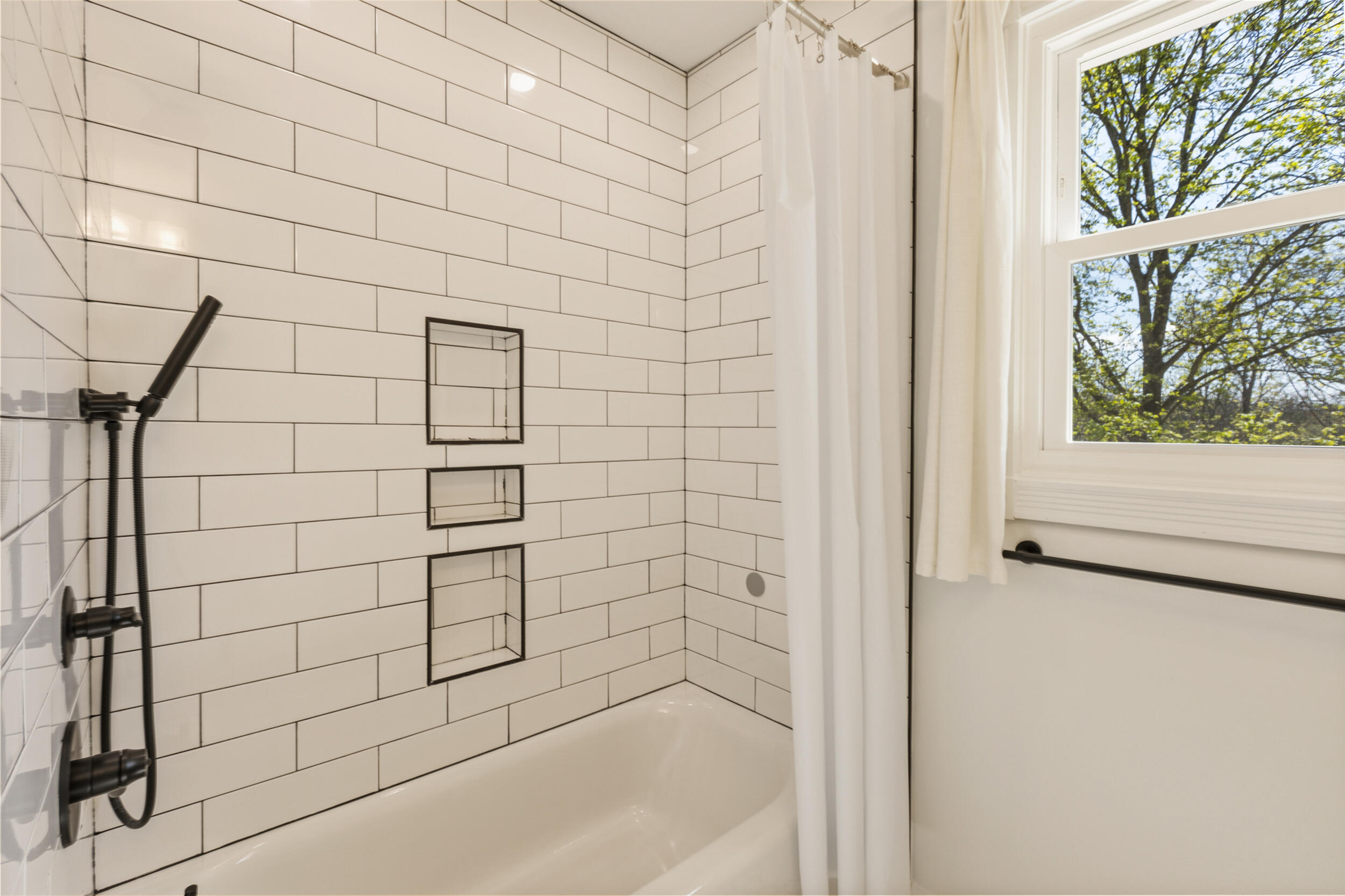 802 Brookhollow Lane Chattanooga, TN 37421 - Photo 24 of 60 Full Bathroom