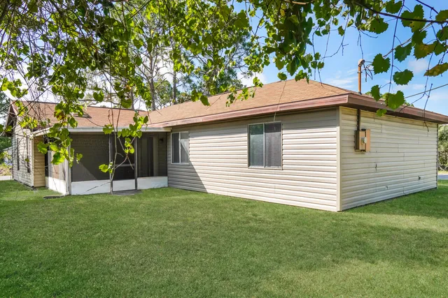 a view of a house with a yard